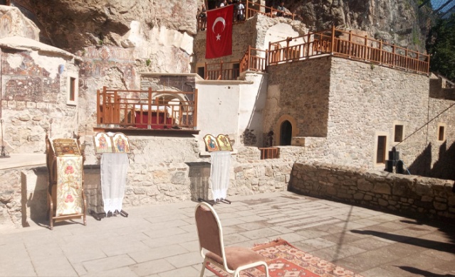 Bartholomeos Sümela Manastırı'nda düzenlenecek ayin için Trabzon'a geldi. Foto Haber 1