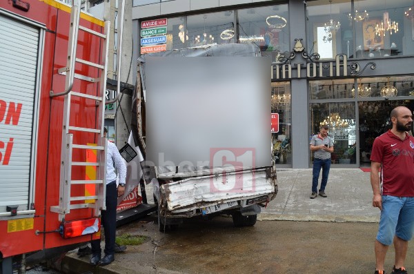 Trabzon'da zincirleme kaza! Direksiyon başında rahatsızlandı, 6 araca çarparak durabildi. Foto Galeri 4