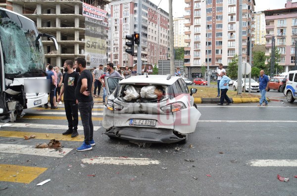 Trabzon'da zincirleme kaza! Direksiyon başında rahatsızlandı, 6 araca çarparak durabildi. Foto Galeri 12