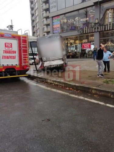 Trabzon'da zincirleme kaza! Direksiyon başında rahatsızlandı, 6 araca çarparak durabildi. Foto Galeri 7