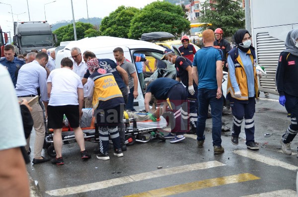 Trabzon'da zincirleme kaza! Direksiyon başında rahatsızlandı, 6 araca çarparak durabildi. Foto Galeri 10