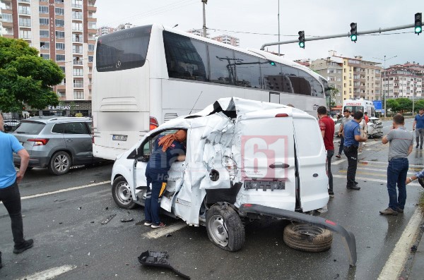 Trabzon'da zincirleme kaza! Direksiyon başında rahatsızlandı, 6 araca çarparak durabildi. Foto Galeri 9