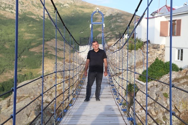 İstanbul’un stresinden kurtulmak için dağ evinde asma köprüyle seyir terası oluşturdu 8