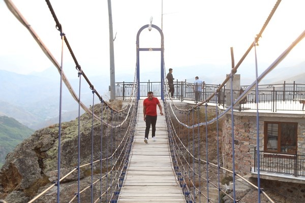 İstanbul’un stresinden kurtulmak için dağ evinde asma köprüyle seyir terası oluşturdu 11