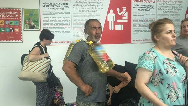 Gürcüler'den karınca ticareti! Türkiye'ye geçip marketlerde kuyruk oluyorlar - Foto Haber 9