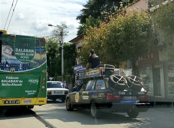Otomobilin üzerinde şehir yolcuğu yaptı, gören bir daha baktı! Trabzon'a da gelecekler 3