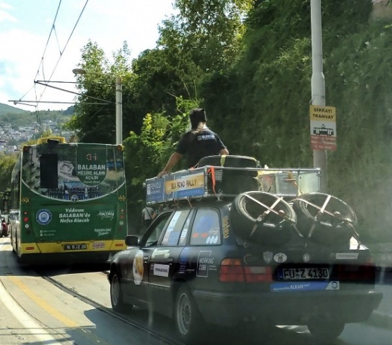 Otomobilin üzerinde şehir yolcuğu yaptı, gören bir daha baktı! Trabzon'a da gelecekler 5