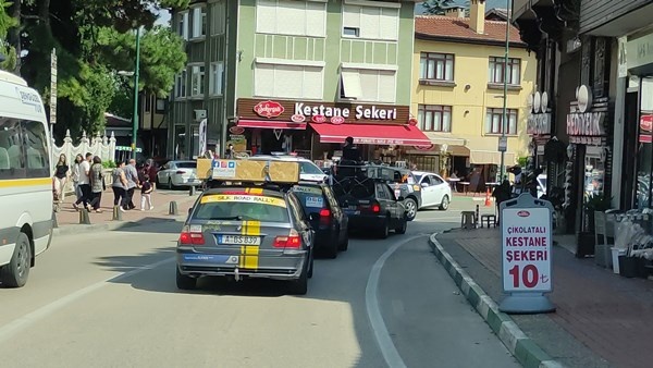 Otomobilin üzerinde şehir yolcuğu yaptı, gören bir daha baktı! Trabzon'a da gelecekler 6