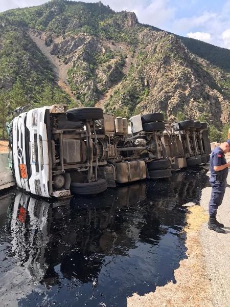 Gümüşhane'de tır devrildi! 1 yaralı. Foto Haber 6