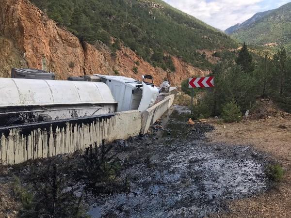 Gümüşhane'de tır devrildi! 1 yaralı. Foto Haber 4