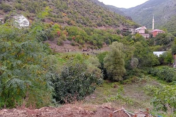 Gümüşhane'de kamyonet 100 metrelik uçuruma yuvarlandı. Foto Haber 4