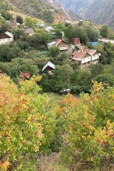 Gümüşhane'de kamyonet 100 metrelik uçuruma yuvarlandı. Foto Haber 5