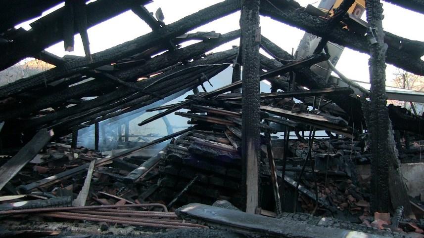 Artvin'de yeni yıla yangınla girdiler, iki katlı evleri kül oldu. 1 Ocak 2023 9