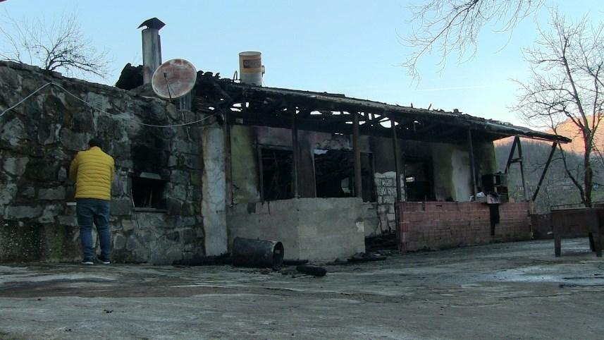 Artvin'de yeni yıla yangınla girdiler, iki katlı evleri kül oldu. 1 Ocak 2023 7