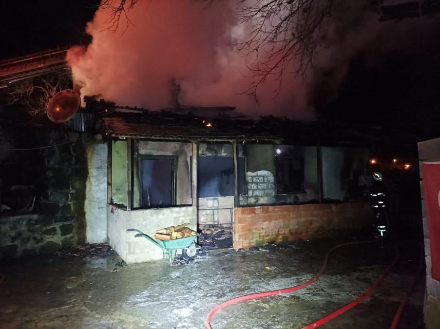 Artvin'de yeni yıla yangınla girdiler, iki katlı evleri kül oldu. 1 Ocak 2023 5