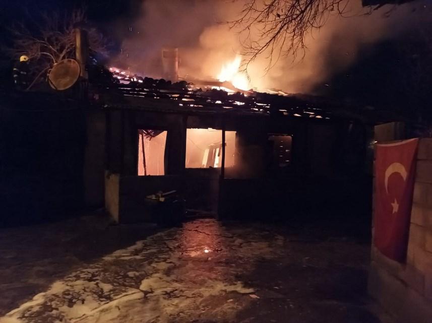 Artvin'de yeni yıla yangınla girdiler, iki katlı evleri kül oldu. 1 Ocak 2023 6
