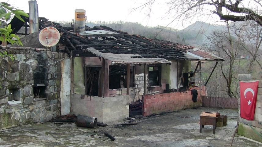 Artvin'de yeni yıla yangınla girdiler, iki katlı evleri kül oldu. 1 Ocak 2023 4