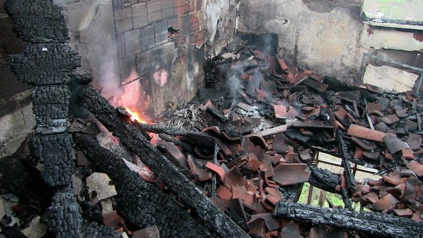 Artvin'de yeni yıla yangınla girdiler, iki katlı evleri kül oldu. 1 Ocak 2023 3