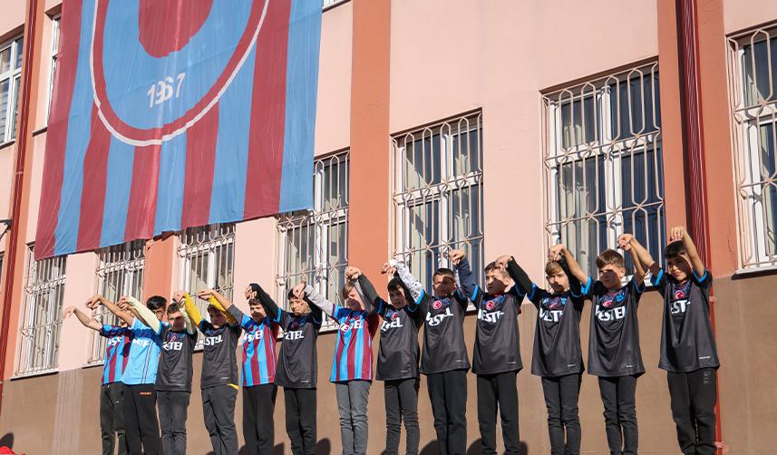 Trabzonspor Başkanı Ahmet Ağaoğlu'nun forma hediyesi öğrencilere ulaştı 1