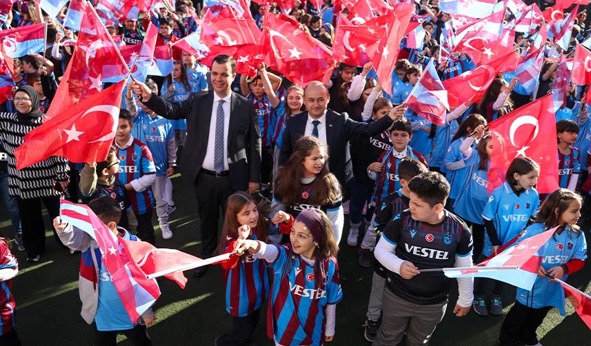 Trabzonspor Başkanı Ahmet Ağaoğlu'nun forma hediyesi öğrencilere ulaştı 10