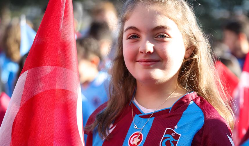 Trabzonspor Başkanı Ahmet Ağaoğlu'nun forma hediyesi öğrencilere ulaştı 11