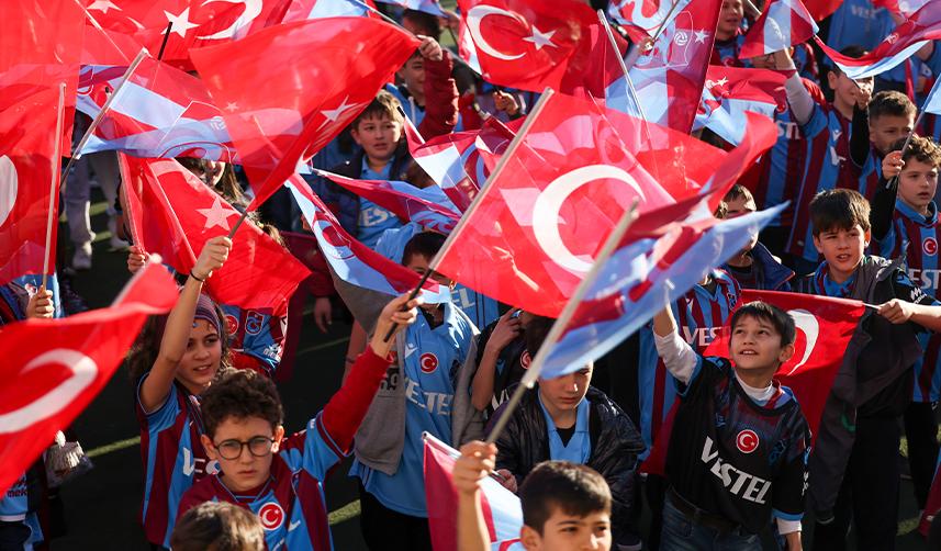 Trabzonspor Başkanı Ahmet Ağaoğlu'nun forma hediyesi öğrencilere ulaştı 14