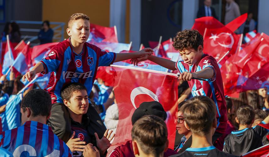 Trabzonspor Başkanı Ahmet Ağaoğlu'nun forma hediyesi öğrencilere ulaştı 13
