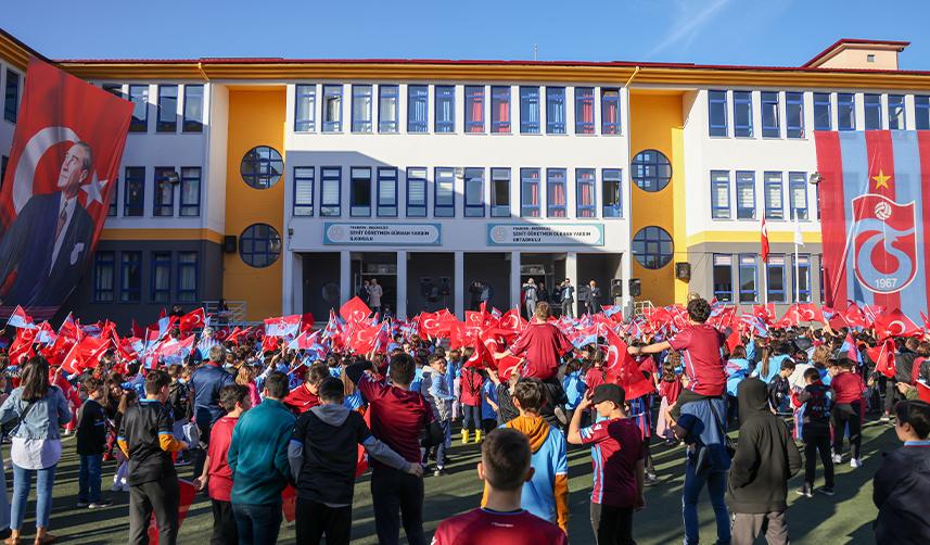 Trabzonspor Başkanı Ahmet Ağaoğlu'nun forma hediyesi öğrencilere ulaştı 2