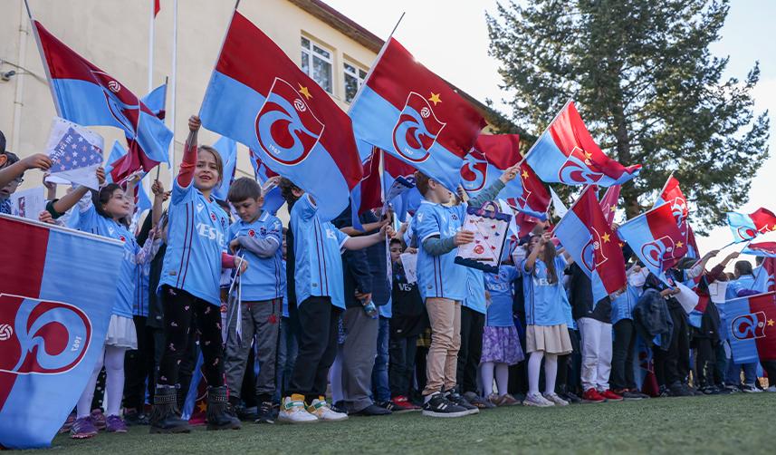 Trabzonspor Başkanı Ahmet Ağaoğlu'nun forma hediyesi öğrencilere ulaştı 3