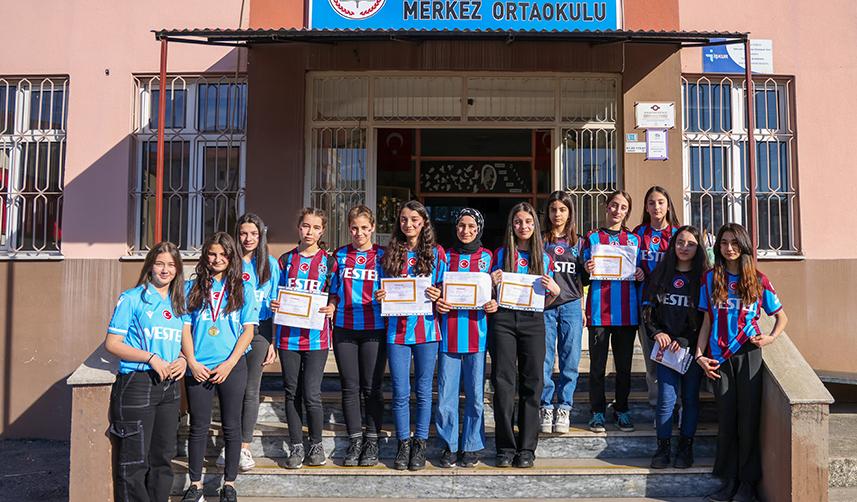 Trabzonspor Başkanı Ahmet Ağaoğlu'nun forma hediyesi öğrencilere ulaştı 4