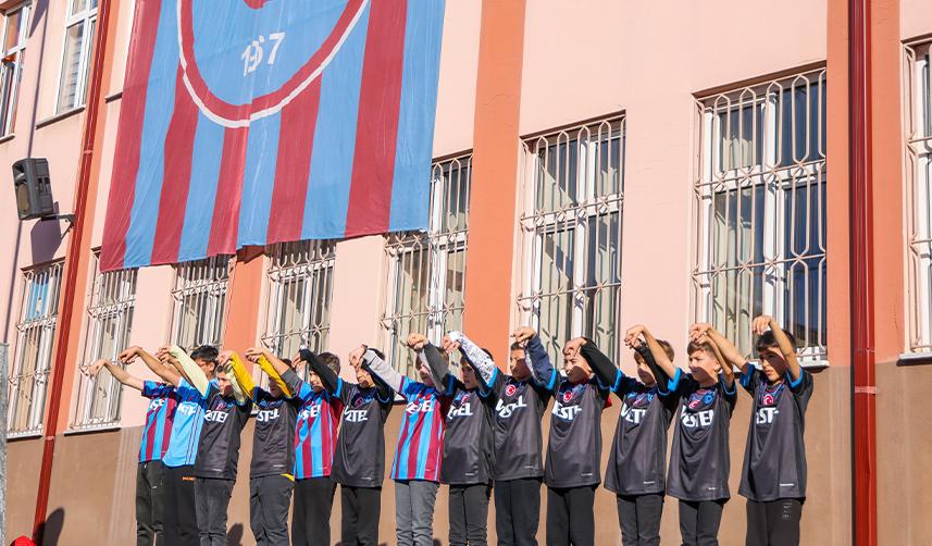 Trabzonspor Başkanı Ahmet Ağaoğlu'nun forma hediyesi öğrencilere ulaştı 6