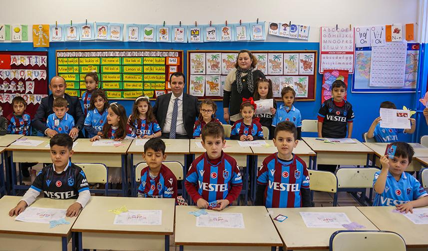 Trabzonspor Başkanı Ahmet Ağaoğlu'nun forma hediyesi öğrencilere ulaştı 7