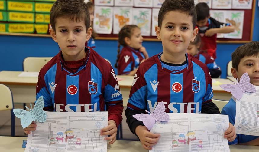 Trabzonspor Başkanı Ahmet Ağaoğlu'nun forma hediyesi öğrencilere ulaştı 9