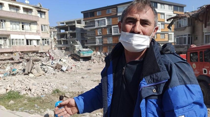 Trabzonlu vatandaş enkaz altından çıktı yardıma koştu 8