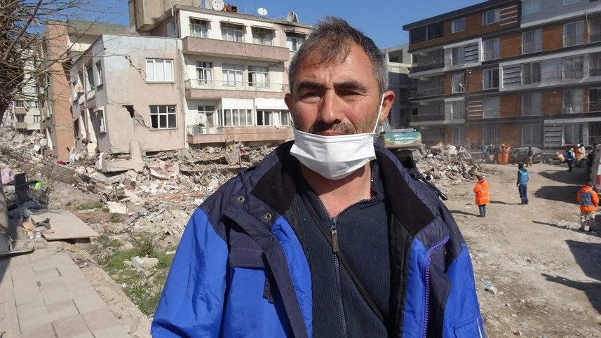 Trabzonlu vatandaş enkaz altından çıktı yardıma koştu 7