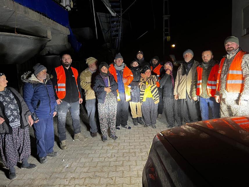 Trabzon'dan giden Off-road'cular, deprem bölgesinde zamanla yarışa 'ışık' oldu 3