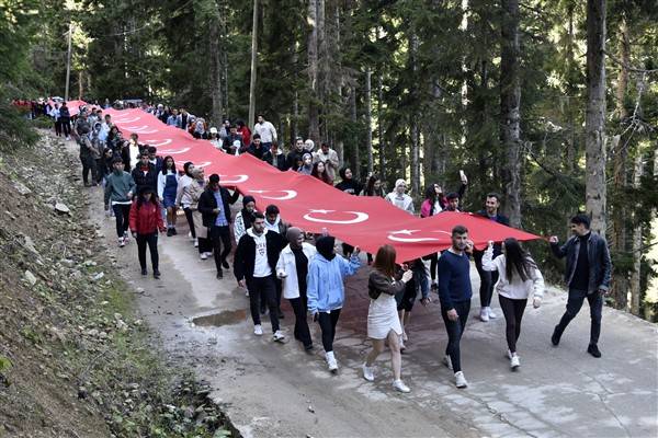 Cumhuriyetin 100. yılında 100 metrelik bayrakla ormanda yürüdüler 13