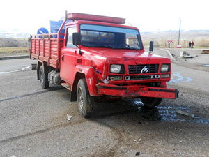 Trabzon plakalı kamyonet kaza yaptı