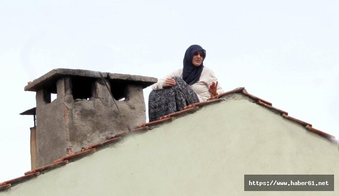 Yaşlı kadın evi yıkılmasın diye çatıya çıktı