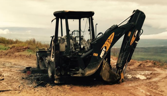 PKK'lı teröristler iş makinesi yaktı