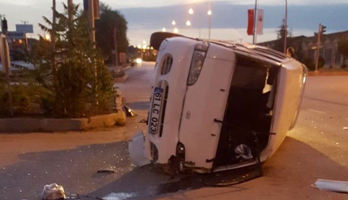 Trabzon plakalı minibüs bariyerlere çarptı