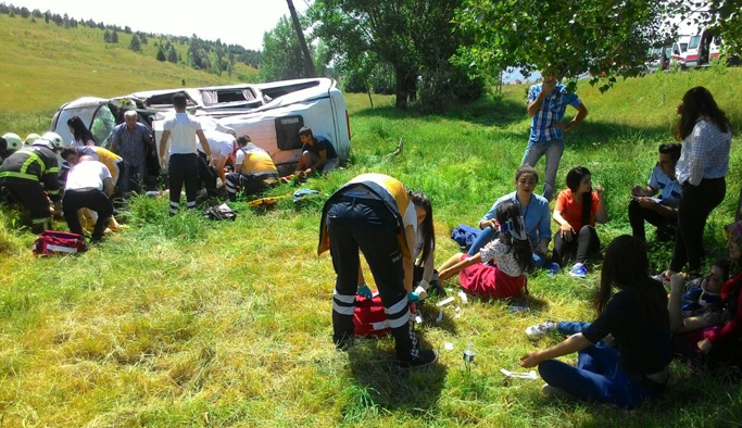 Minibüs şarampole yuvarlandı: 10 Yaralı