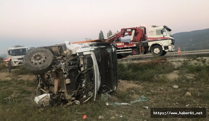 Tosya'da hafriyat kamyonu devrildi