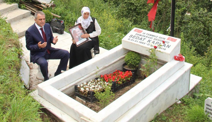 Sağıroğlu 15 Temmuz şehidinin mezarında