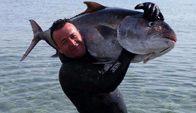 Zıpkınla 50 kiloluk dev balığı avladı