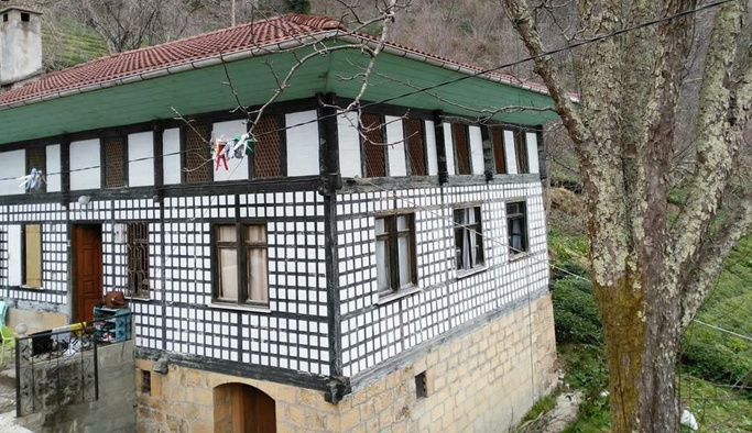 Trabzon’da bir garip olay: Kendi evine zarar vermekten…