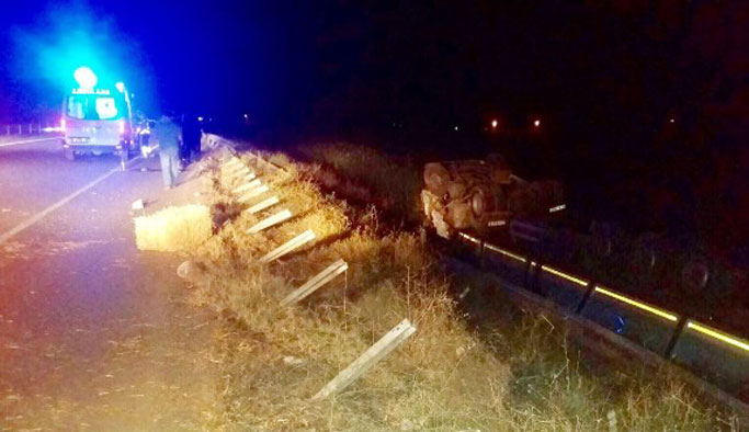 Trabzon plakalı tır traktöre çarptı: 5 yaralı