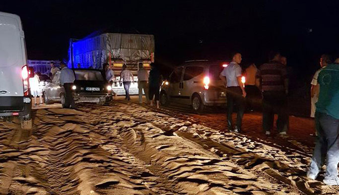 Yem kamyonu devrildi: 1 ölü, 2 yaralı