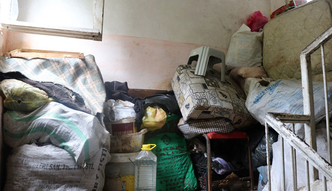 Trabzon'da çöp ev: Gördüklerine inanamadılar