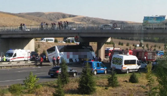 Yolcu otobüsü köprü ayağına çarptı: 5 ölü